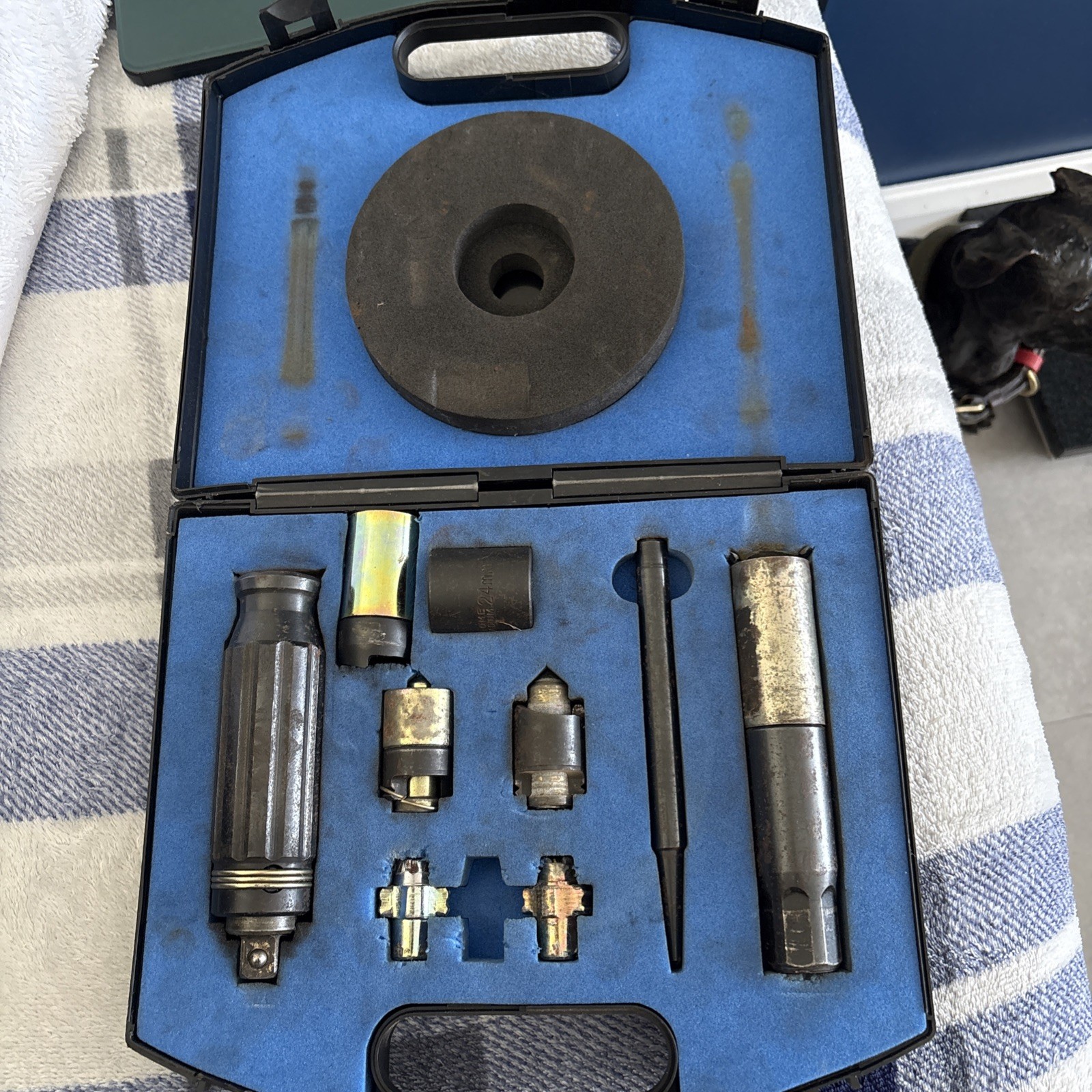 DYNOMEC Locking Wheel Nut Removal Tool KIT Set VGC AA/RAC Needs New Blades