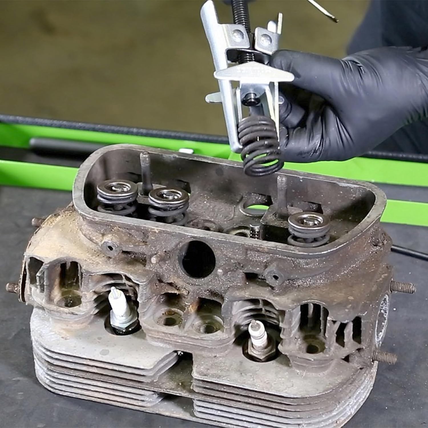 Lightweight and Adjustable Valve Spring Compressor – No Head Removal Needed