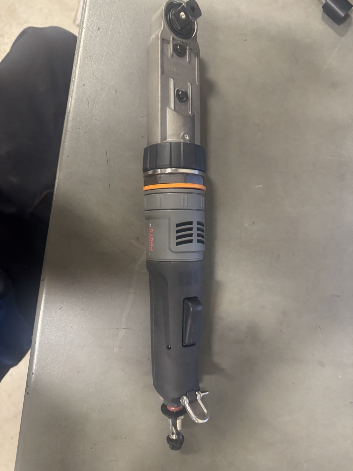 1/2 inches drive air ratchet. Never used, Comes with air fitting